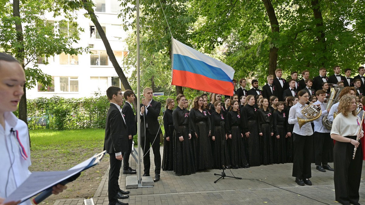 Торжественная линейка и Церемония поднятия Флага Российской Федерации, приуроченные к празднованию Дня России